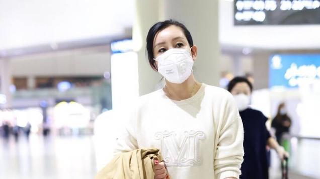 秦海璐|秦海璐彻底告别大妈形象，蓝色紧身牛仔裤搭白色卫衣，女人味十足！