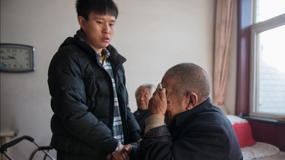 男孩被拐卖到河北，养父：养条狗都比你强！