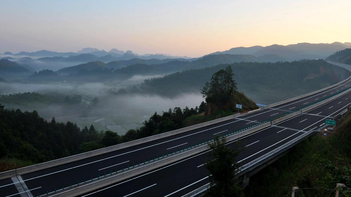 高速公路所有路段或免收费？专家提议得广泛支持，车主：终于等到