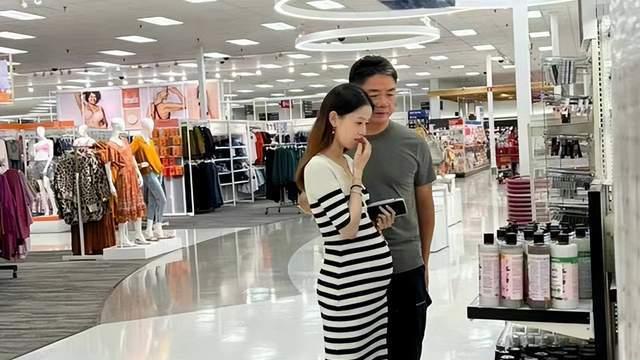 美丽|刘强东在美国？章泽天已怀上二胎，夫妻牵手逛超市尽显甜蜜