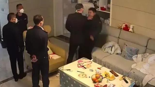 街道办事处工作人员无故殴打别人，制服人员为什么不制止？