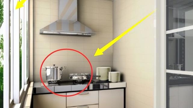 头一次看见把阳台改造成厨房的，老师傅看见直摇头，不安全！