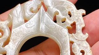 和田玉籽料|汉 和田玉籽料 白玉受沁 鸡心佩 龙凤纹 韘形玉珮