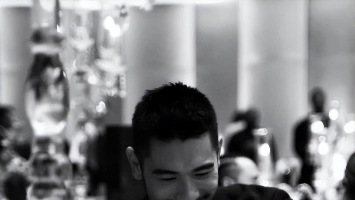 美剧|高以翔冥诞纪念铜像落成，黑人毛加恩现身揭幕，家人持白玫瑰缅怀