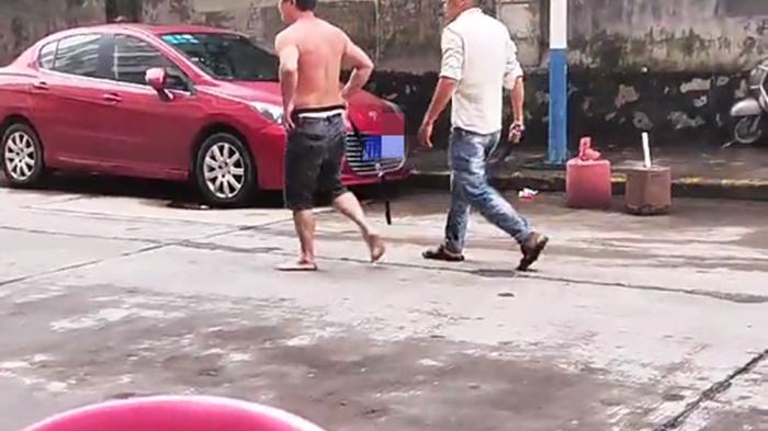 广东两男子为爱情打架，用皮带互抽还提着裤子，围观路人都看乐了