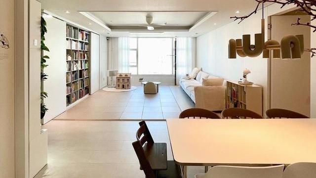 电视墙做书柜，客厅变亲子区，156这么一改，一家三口住更自在！