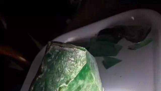 翡翠|会卡场口的翡翠原石，一刀下去切出整整一盘满色帝王绿