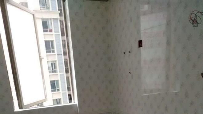 单身小姐姐说我家卫生间墙砖真难看，冲进她家一看，回来真想砸了！