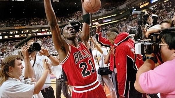 迈克尔·乔丹|乔丹生涯6进总决赛6次夺冠，一人比他更恐怖？湖人名宿羡慕啊！