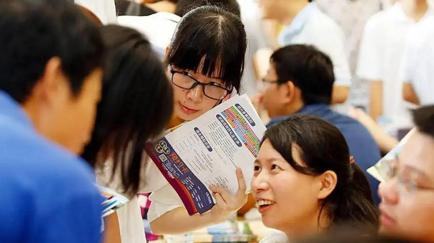 大学|这4个大学专业，家里没有资源的不要碰，找工作是真的费劲