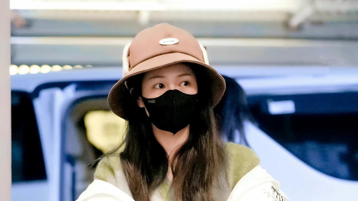 王鹤棣|白鹿、王鹤棣《以爱为营》上班路透，网友：这是准备边拍边播吗？