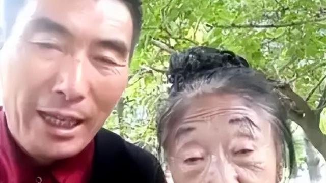 85岁马玉琴直播开美颜，眼袋磨没脸小像洋娃娃，网友：像出土文物