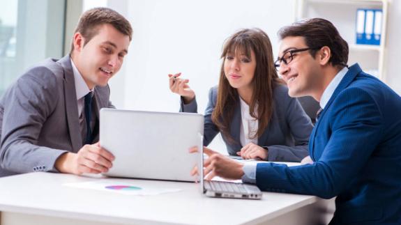 |职场中，领导在你身边暗示你什么？