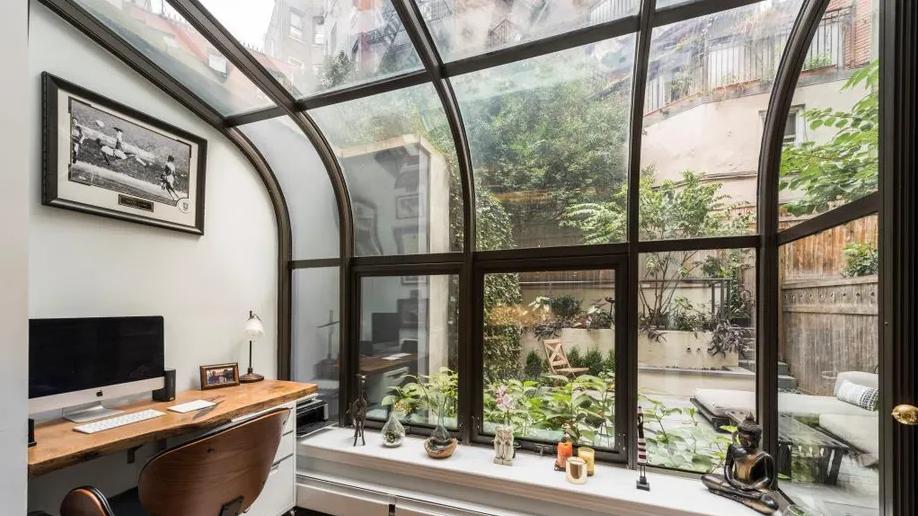 还是这样封露台好，围一圈弧面玻璃采光窗，瞬间成了阳光房