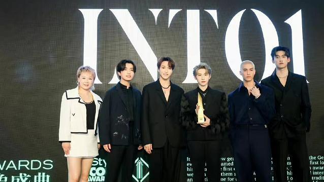 哇唧唧哇|INTO1经纪公司哇唧唧哇惹众怒，被粉丝骂上热搜，网友：做个人吧