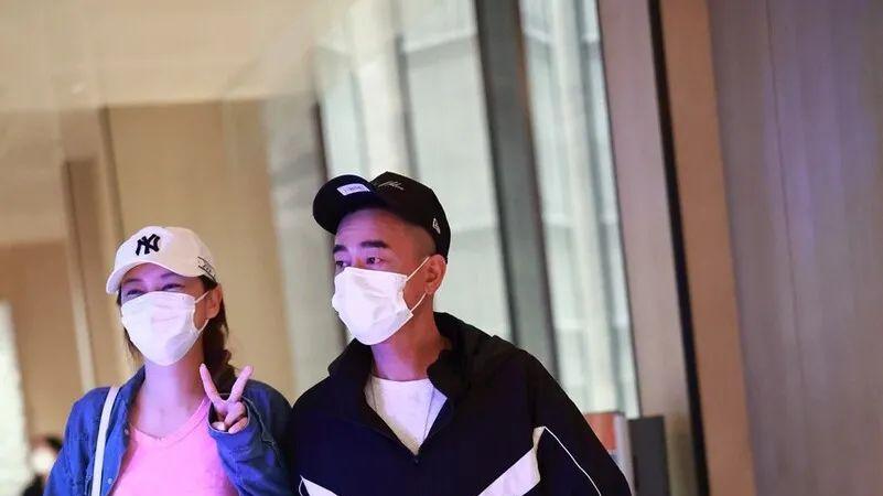 应采儿|应采儿仗着老公宠爱，穿件粉色的睡衣就出门，看着显体型好胖！