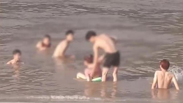 重庆一情侣意外溺水被救，第2天又去河里游泳，救人者看后心塞了