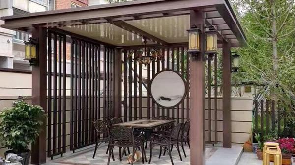 我家凉亭选的是木凉亭，一年后我后悔了，想换成铝合金凉亭