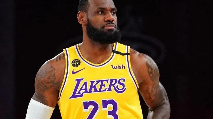 詹姆斯人球结合能力顶尖，控球稳如狗，突破效率高