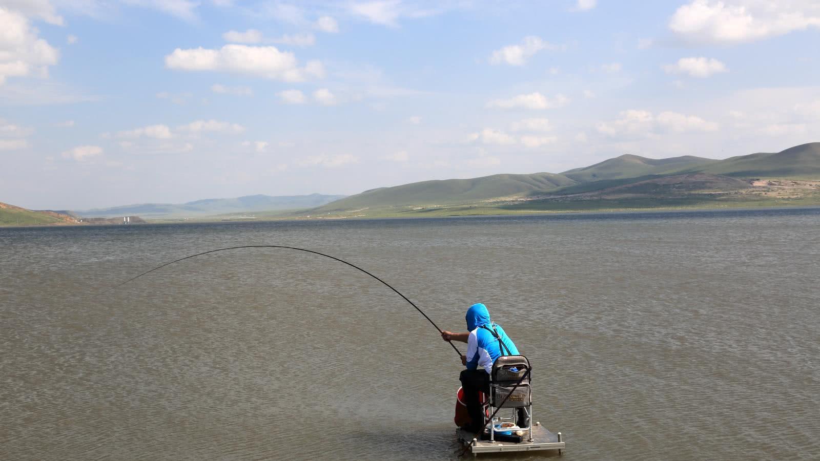 |“打重窝”就能钓到巨物？别再上当了，钓大鱼还是老办法好使