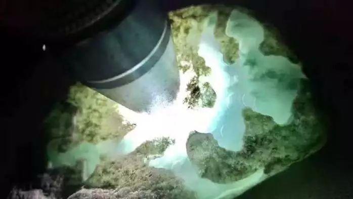 翡翠|老板5000转出的翡翠原石，刚开窗就想扇自己一大嘴巴子！