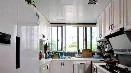 111㎡标准三居室：进门鞋柜很特别，兼具收纳与涂鸦记事本功能