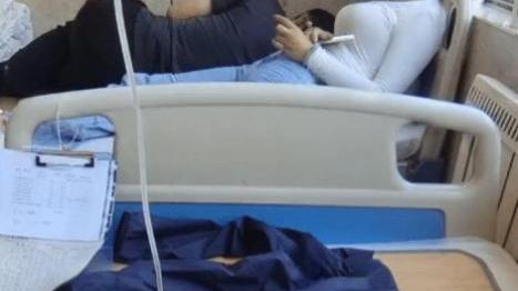 回顾男子独自打点滴，旁边病友无视对象玩手机，男子：我不理解