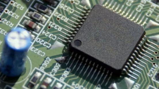 |中国“缺芯”根本问题找到了，国内学霸成为美芯人才，官方出手