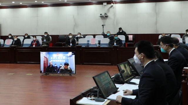女子举报父亲被打死一案两被告人获刑，审判长回应：侯堂村村支书系一人到达现场，未见持