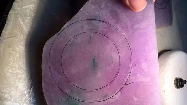 飘花翡翠|5万拿下一块丑陋的翡翠毛料，却切出60万春带彩手镯，还有一堆珠子挂件！