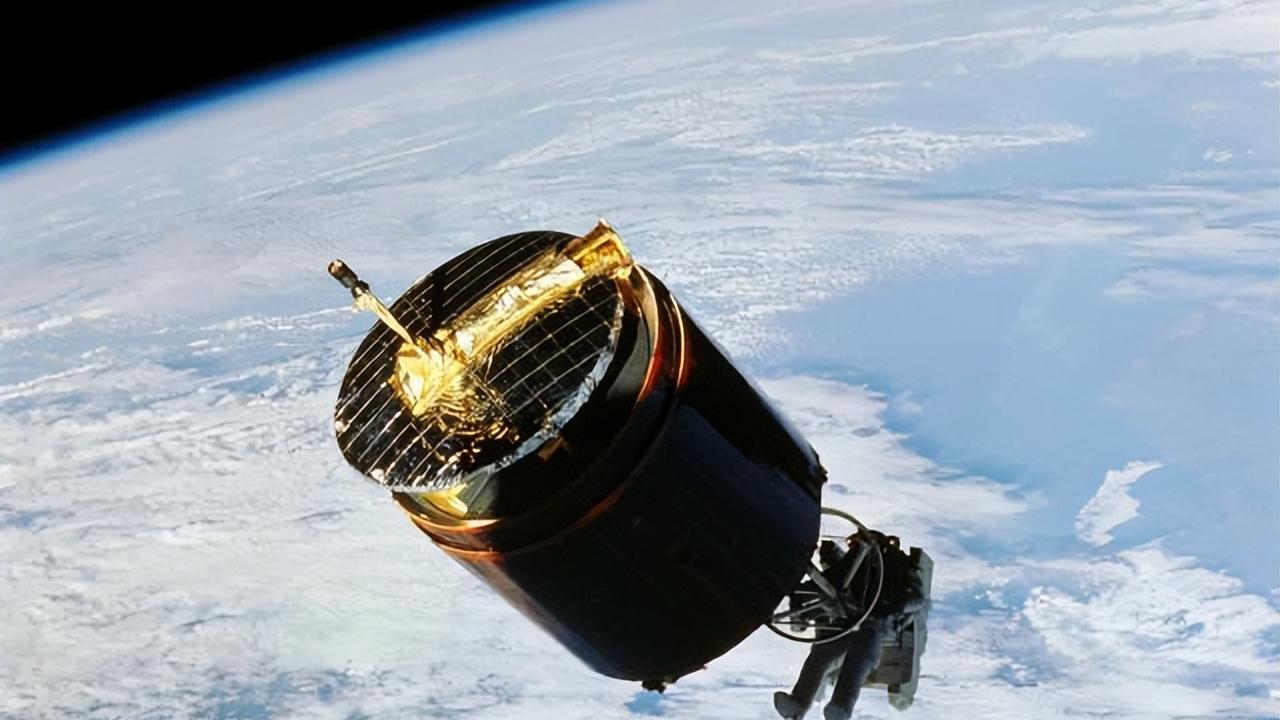 为了省钱，美国宇航员在太空上，徒手抓住4吨重的卫星进行维修