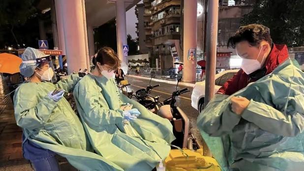 曹永廉|港星曹永廉在内地当志愿者！耐心帮助老人扫码，不惧风雨忙到深夜