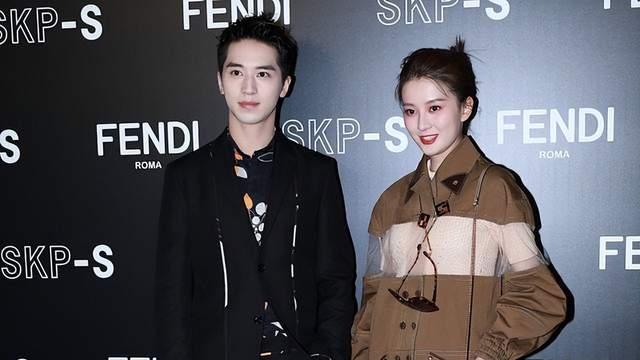 许魏洲|许魏洲携老婆聚餐，夫妻边走边聊，感觉超甜