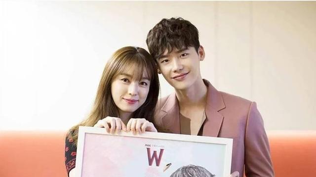 w-两个世界|《W两个世界》将被翻拍！男女主颜值超高，潜力新秀还不认识吗