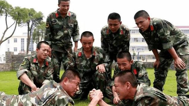 事业编制|当兵12年后退伍，该选40万退伍费还是事业编？答案很扎心却很现实