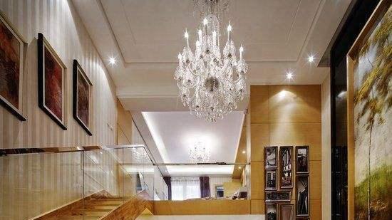 原来楼梯下的电视墙，这样装修既简单又美观，被圈粉了！