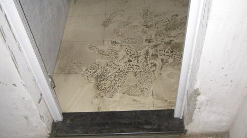 客餐厅地板下面都是水，专业人士找不到原因，被泥工一语道破！