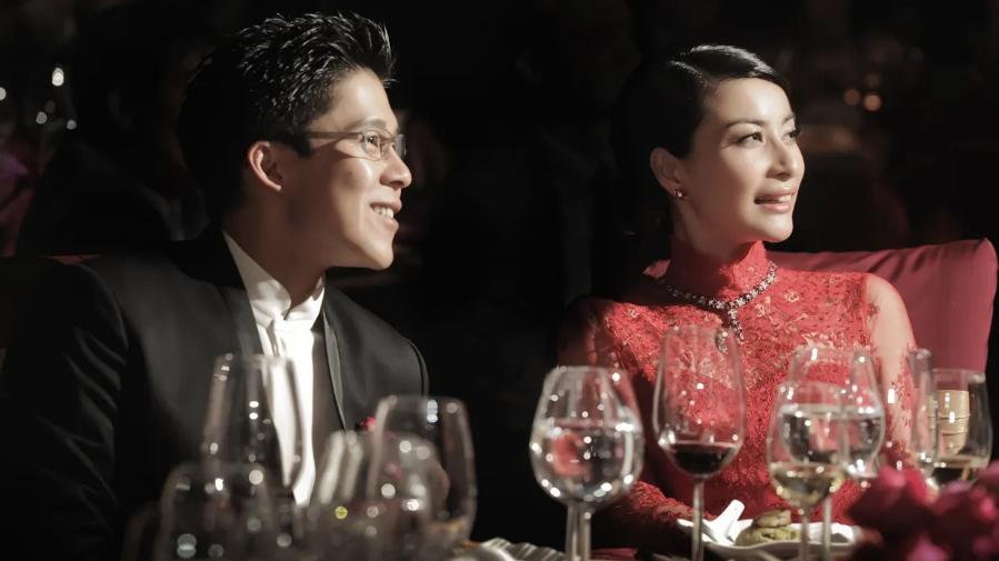 |郭晶晶陪老公参加名流聚会！喝红酒被老公拥入怀，打扮精致似贵妇