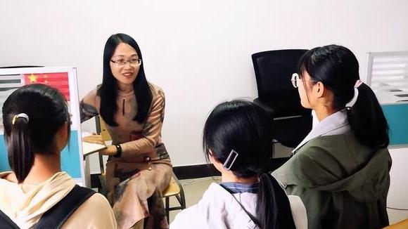 教师|学校招聘老师条件或将提高，师范生有些无奈，在职教师庆幸毕业早