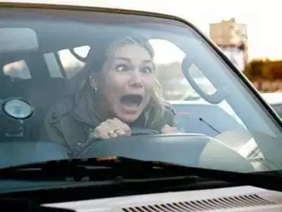 网友：恨得我牙龈都肿了！说难听的话，有些女司机真的不该开车上路！
