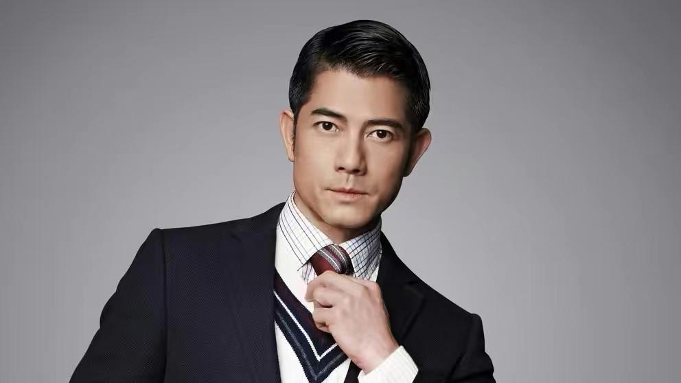 小姐姐|郭富城书法作品曝光，四个字卖了100万，将全部拿来做公益