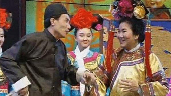 24年前，有谁注意到赵丽蓉巩汉林春晚小品中的丫鬟？如今也算火