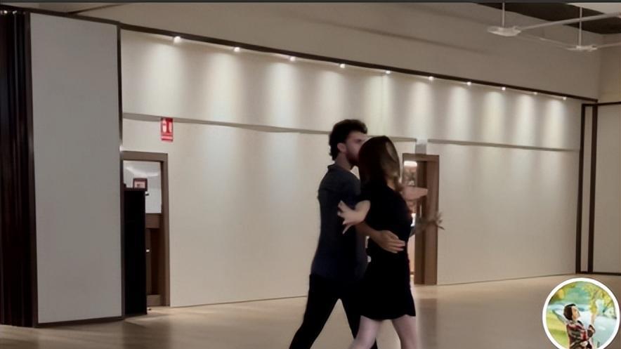 王琳|52岁王琳定居西班牙，穿紧身裙与国外男贴身热舞，生活自律有韵味