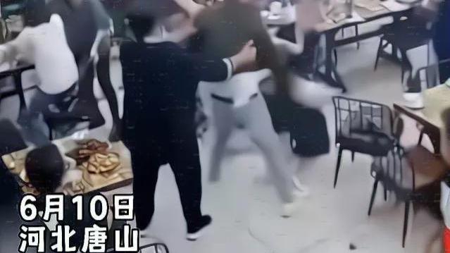 唐山烧烤店女子惨遭群殴事件的前因后果，女性该如何保护自己