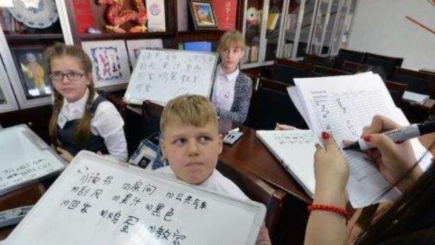 老虎|“战斗民族”数学题多离谱？不是打架就是被淹死，网友：名副其实