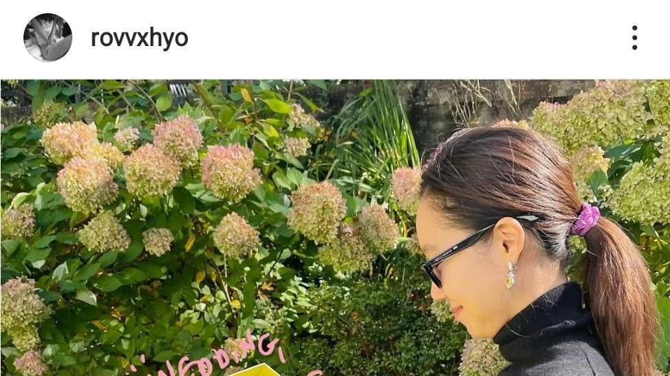 孔孝真|孔孝真婚后首次露面，手拿糖果笑容满面，肚子已经有些突出