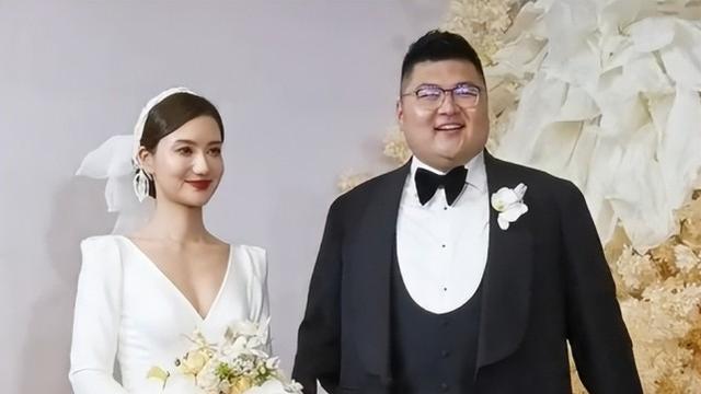 |猴哥何钰欣大婚！新娘换5套礼服，告白环节提3点要求，痞幼未到场