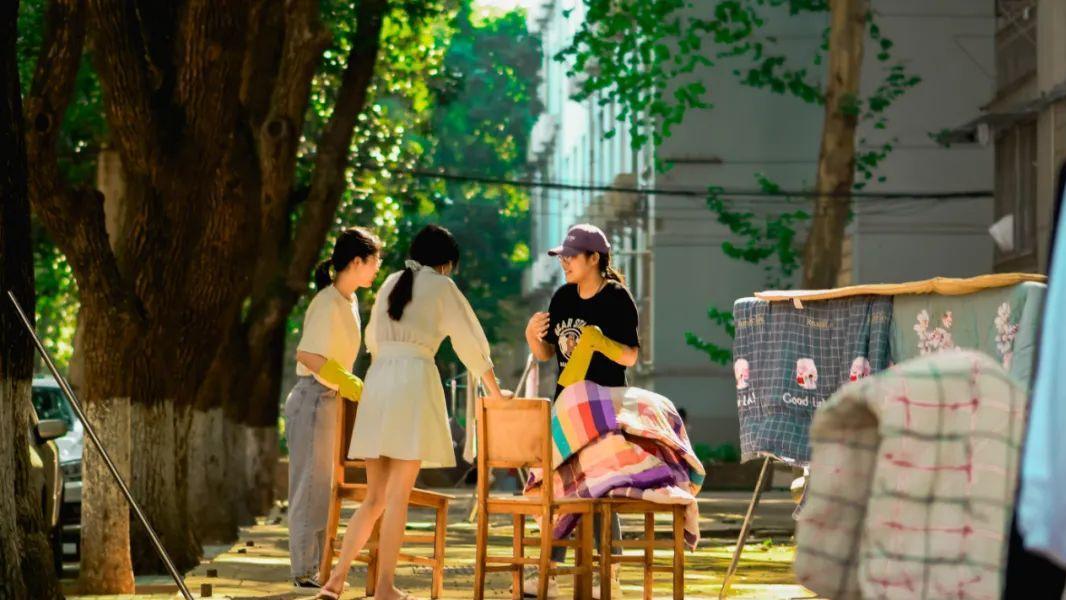 大学生花式“晒被子”，个个都是艺术大师，网友：画风太美不敢看