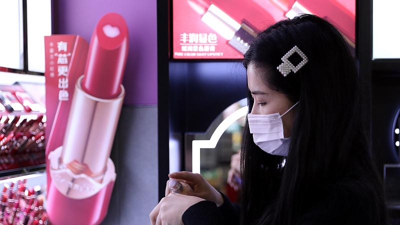 三年了，她仍然还在学习化妆，难道化妆很难吗？