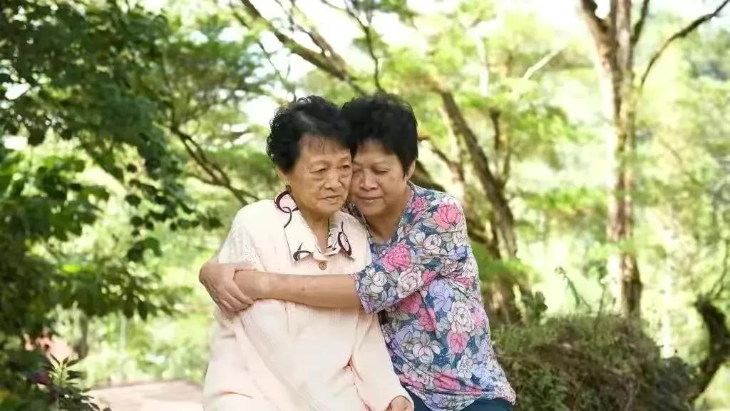 57岁大妈哭诉：肥水不流外人田，嫁给亲家公后，却活不下去了